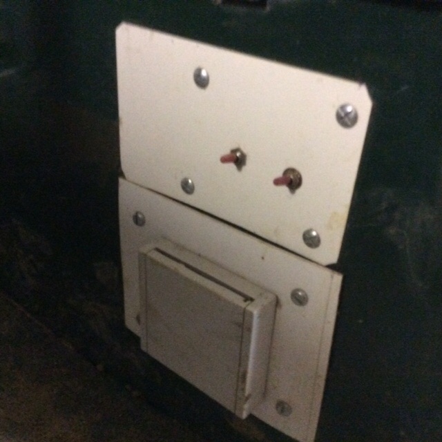 La platine de commande sous le siège conducteur