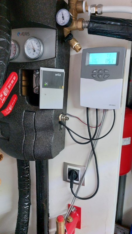 La station de pompage solaire avec un circulateur Wilo à faible consommation et à vitesse variable commandé par une régulation SR208C