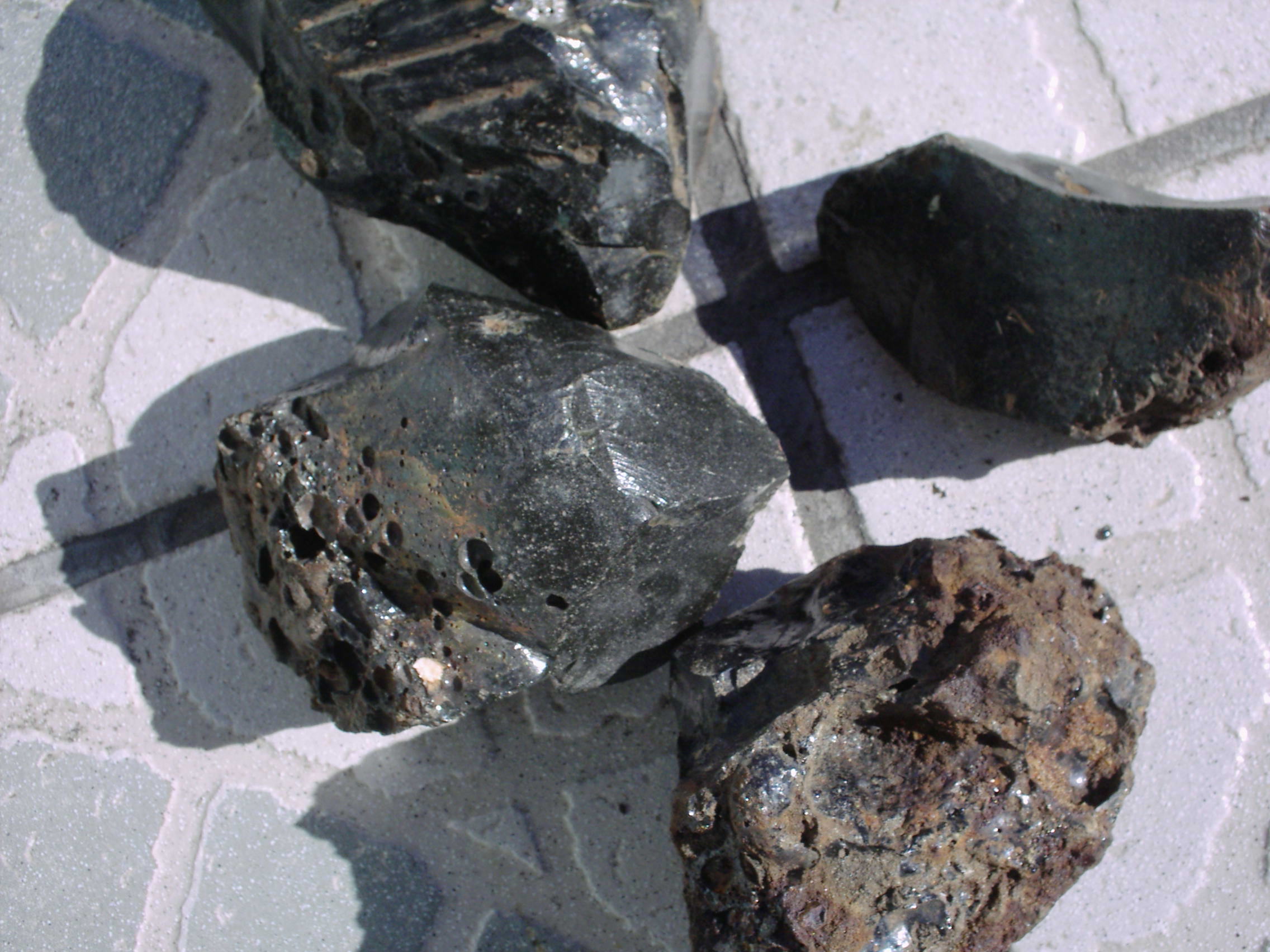 objets noirs , pierre, minerai ?