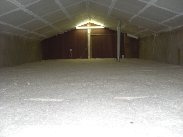 Vue de la zone accessible du grenier. A noter que le toit est déjà isolé en polystyrène.
