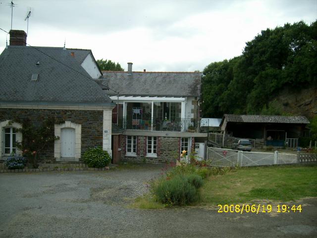 Vue de plein sud, avec la véranda quelques pentes de toit dont on verra quoi faire ... et le hangar qui me tente beaucoup. Avec quelques modif genre terrasse pour suporter des panneaux ... il fait 80m² au sol 8)