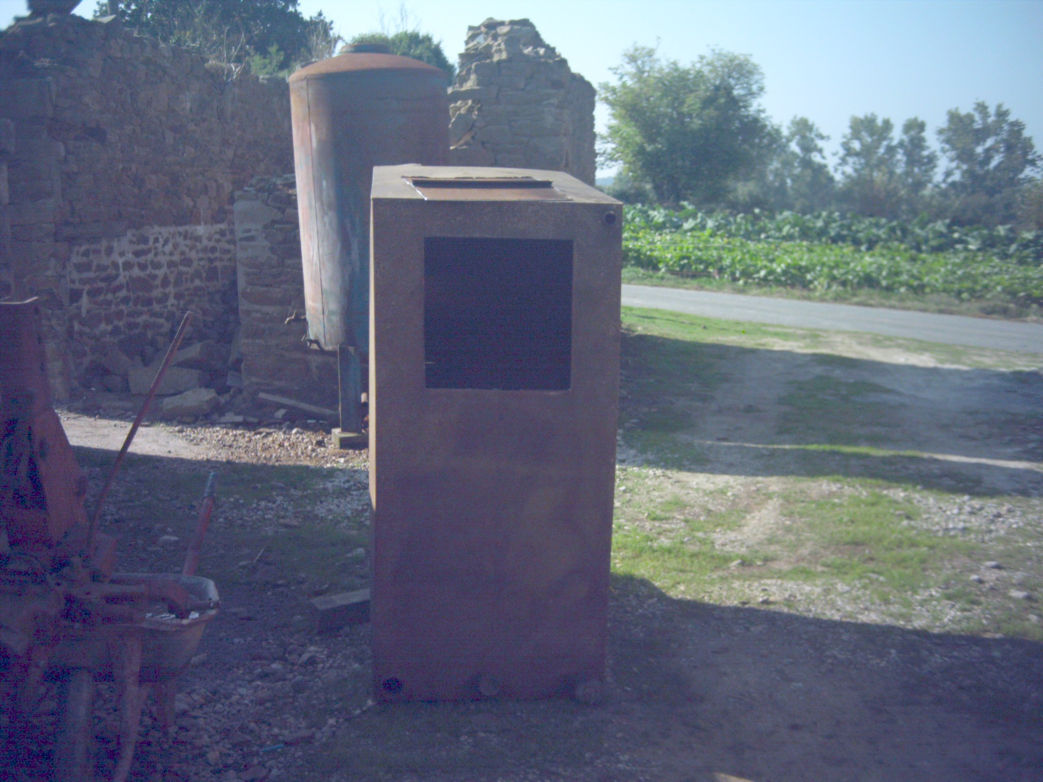 cuve fuel parallélepipédique pour armature et carénage externe