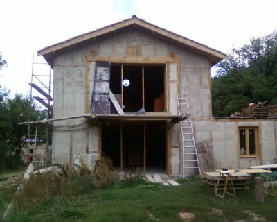 sur le coté gauche en facade