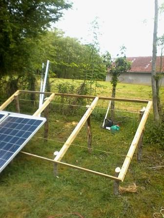 Le chassis avec 8 pieux fichés à 50 cm. Je paye une bière à celui qui en arrache 1 !!