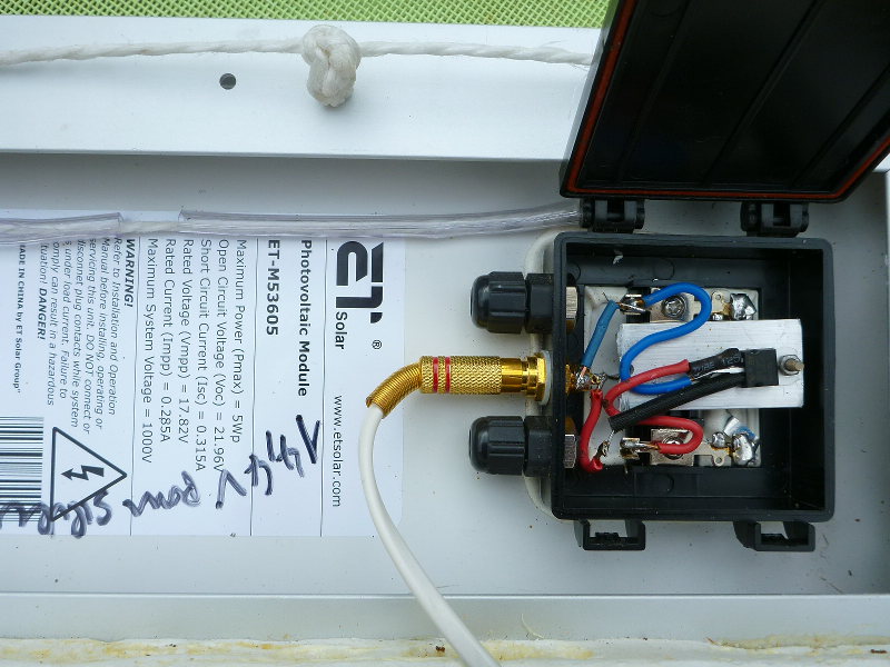 Installation du régulateur et de son petit radiateur dans le boitier du panneau pv