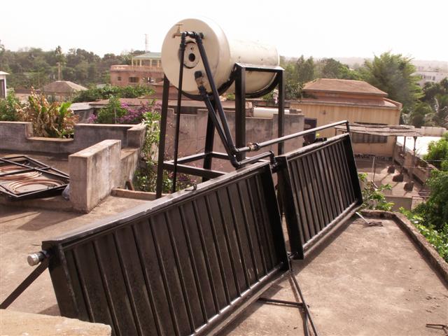 le deuxième essai de fabrication; les capteurs sont fabriqués par un artisan soudeur du quartier. PS sur ces photos, les vitres n'étaient pas encore posées.